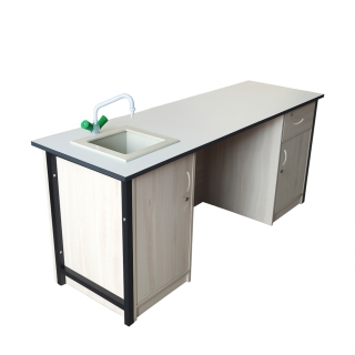 Stół laboratoryjny ze zlewem na metalowym stelażu, duża powierzchnia robocza